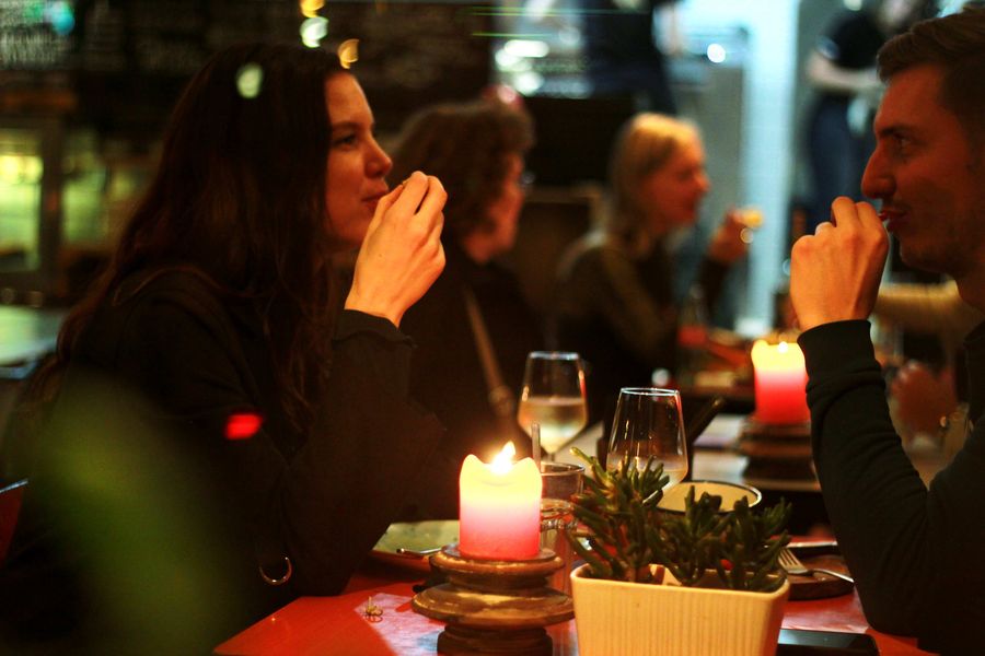 Couple Eatins Dinner in Restaurant Wadapartja Groningen